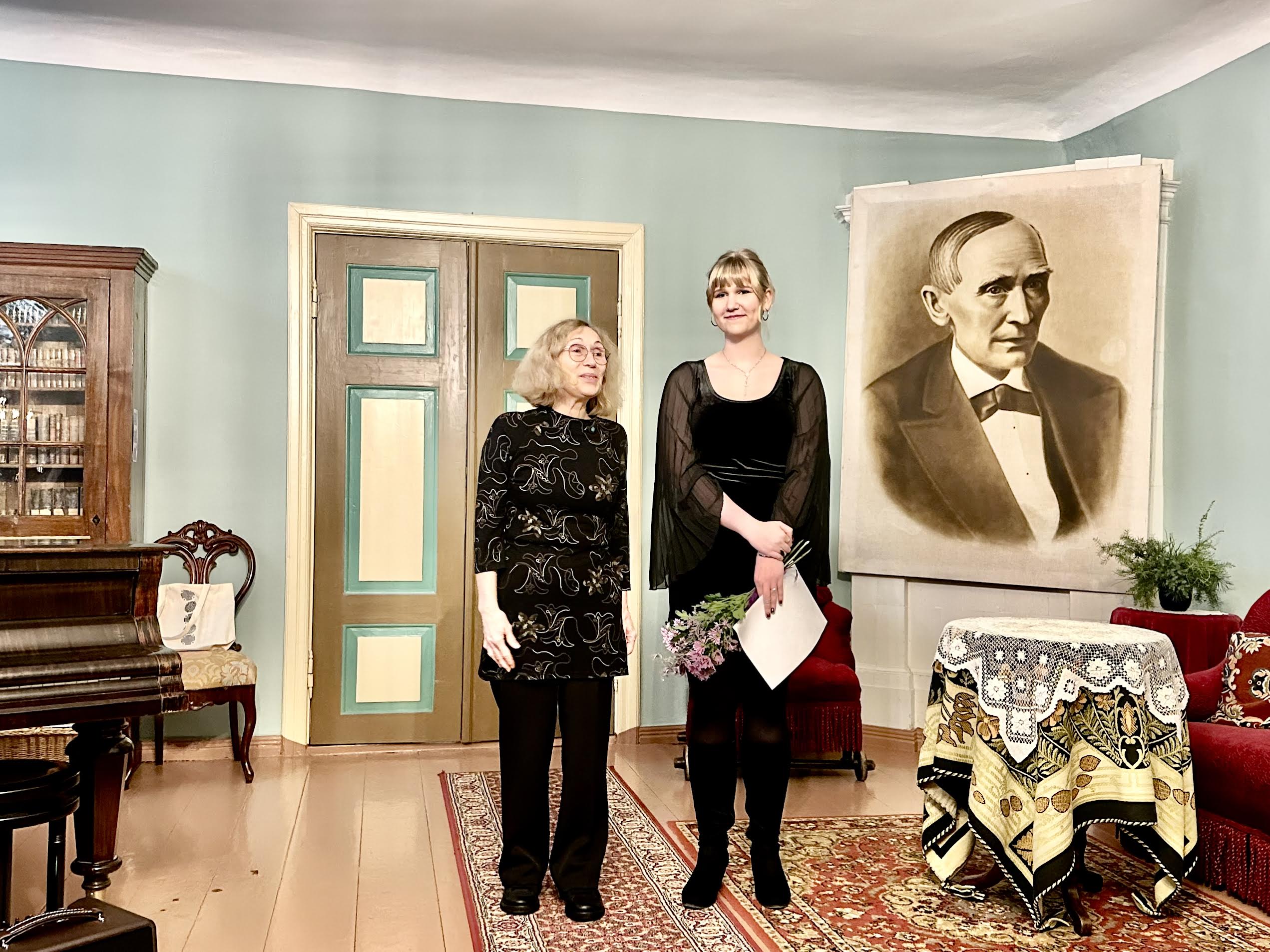 Stipendiumi sai Põlva abiturient Ketlin Häelme, kelle õpetaja Viivi Ansi sõnas, et Ketlini-sarnased õpihuvilised noored on iga õpetaja unistus. Ketlin Häelme kavatseb minna õppima TalTechi geenitehnoloogiat. Fotod: KALEV ANNOM